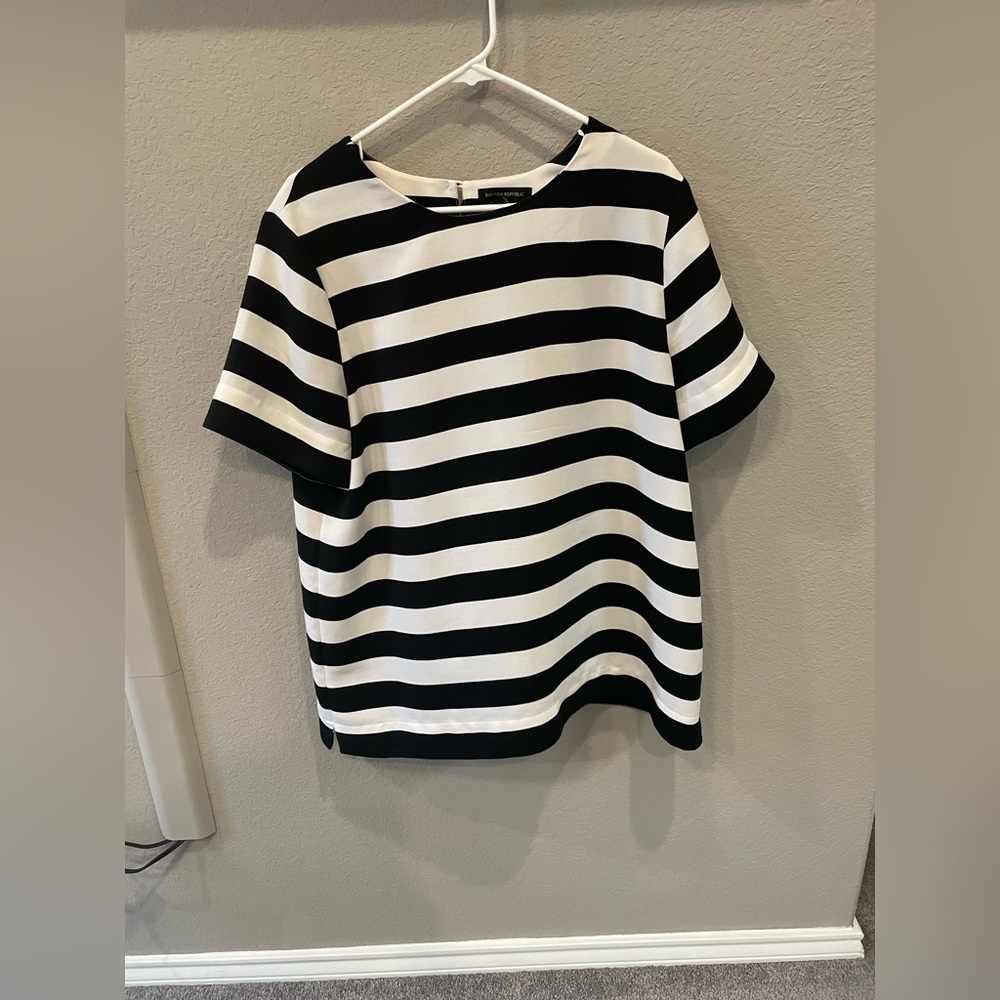 EUC Banana Republic XL Black and White strip blouse with peep hole in back